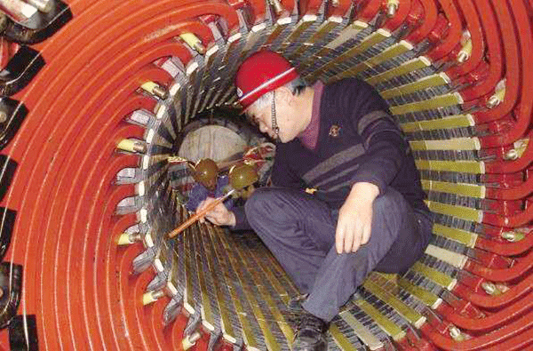 西安泰富西瑪電機(jī)吳高治、劉長安、張衛(wèi)華榮獲西安市勞動模范榮譽(yù)稱號。