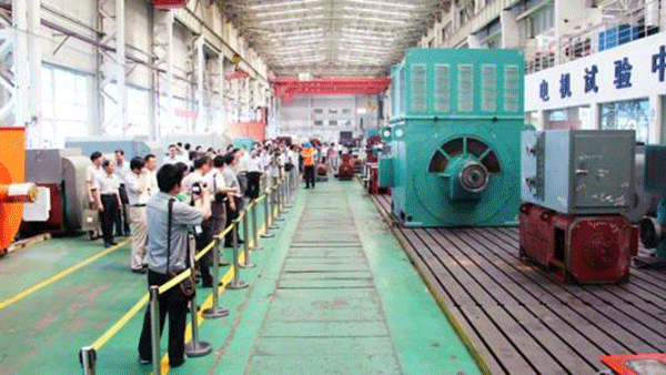 西安泰富西瑪電機成功開發(fā)YR系列4500KW大型廢鋼鐵破碎電機。