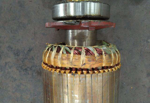 西安電機廠技術(shù)員關(guān)于高壓電機端部捆扎的重要性分析。